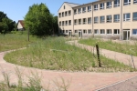 Schule - fertiggestellter Außenbereich mit Terrasse