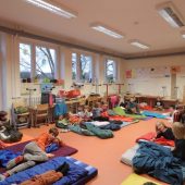 21 Kinder übernachten in der Schule