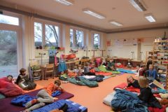 21 Kinder übernachten in der Schule