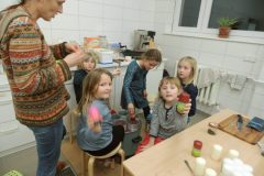 Kerzenziehen im Rahmen der Lesenacht